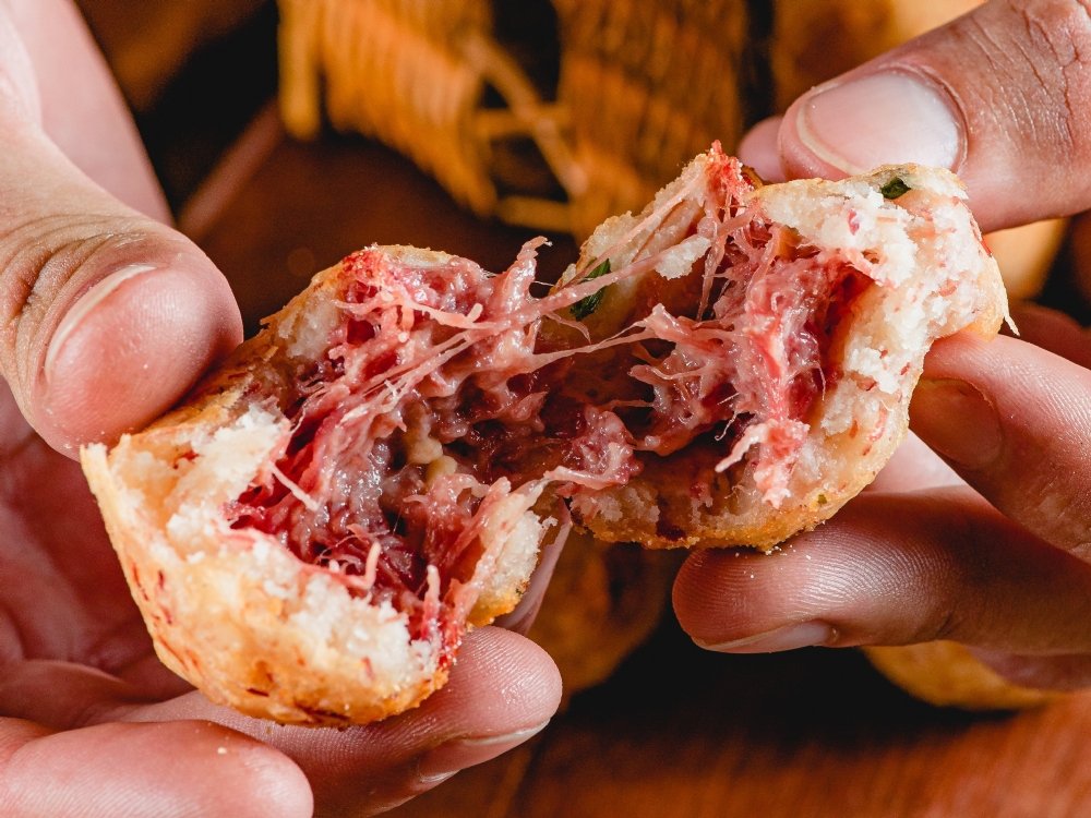 Bolinho de Aipim com Carne Seca e Coalho